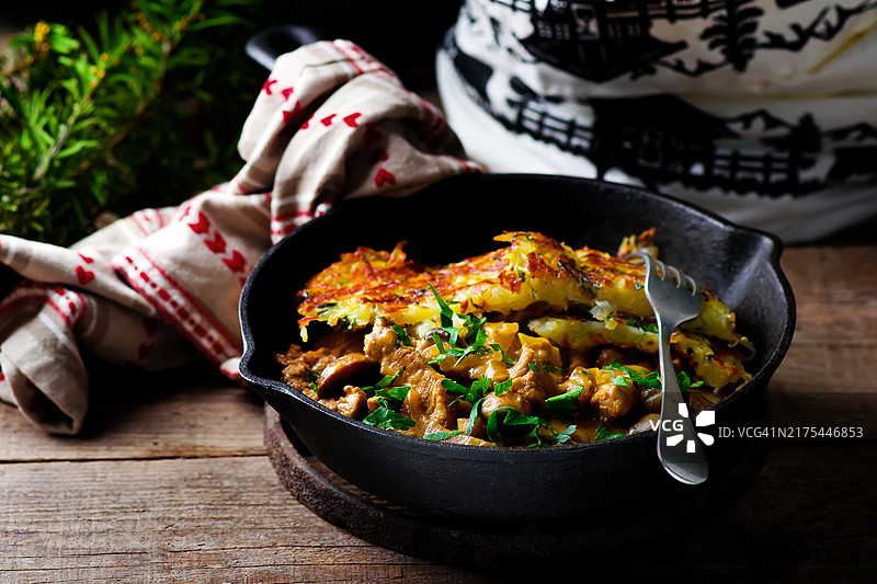 土豆饼配烩牛肉图片素材