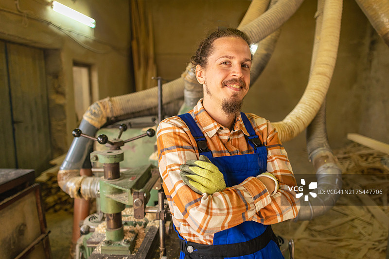 白人男性木匠图片素材