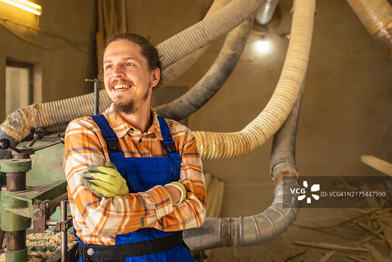 微笑的木匠肖像图片素材