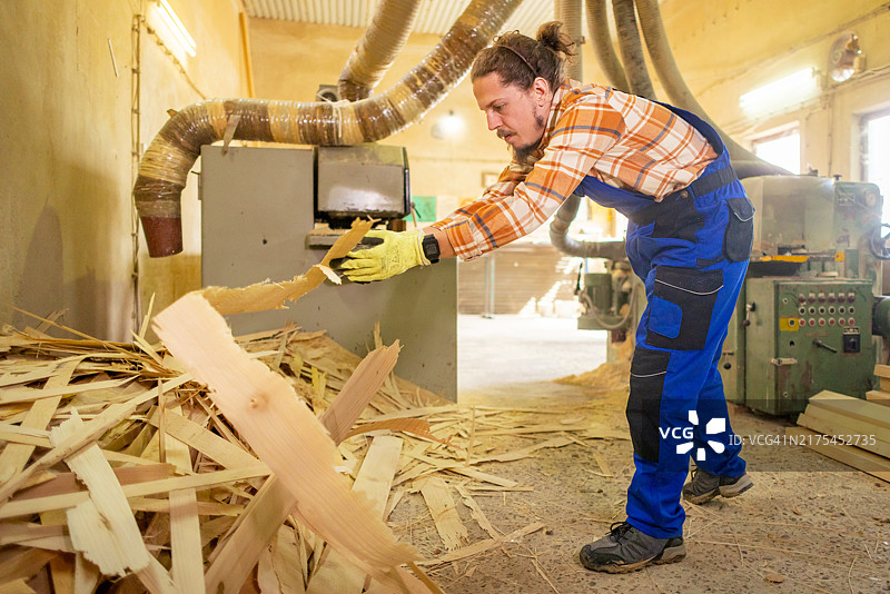 车间里的男木匠图片素材