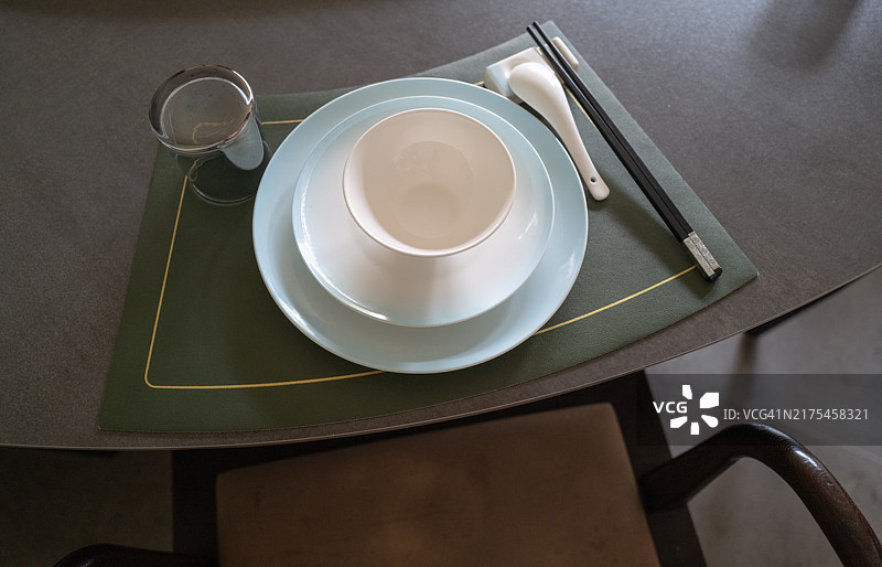 整齐地摆放在餐桌上的餐具图片素材