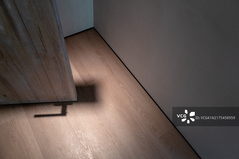 门把手在木地板上的影子图片素材