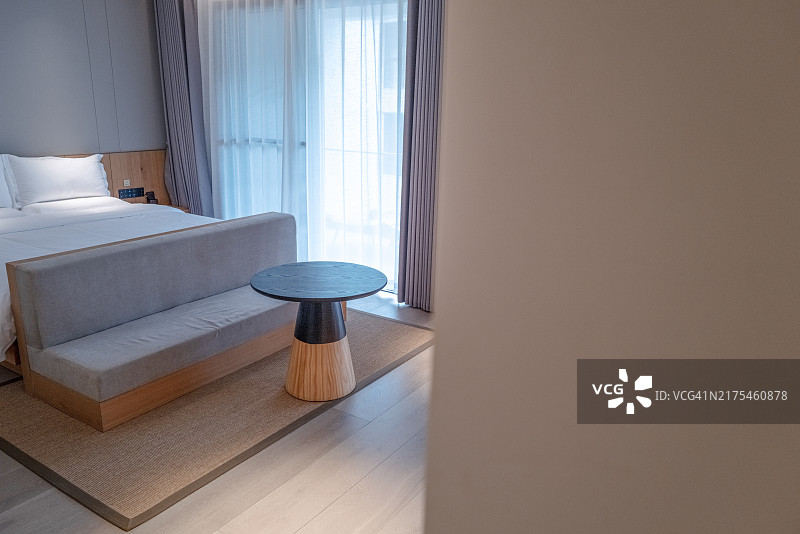 卧室床尾的沙发和咖啡桌图片素材