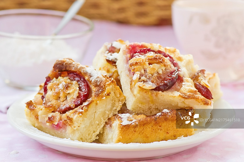 白色盘子里的自制李子米糕派图片素材