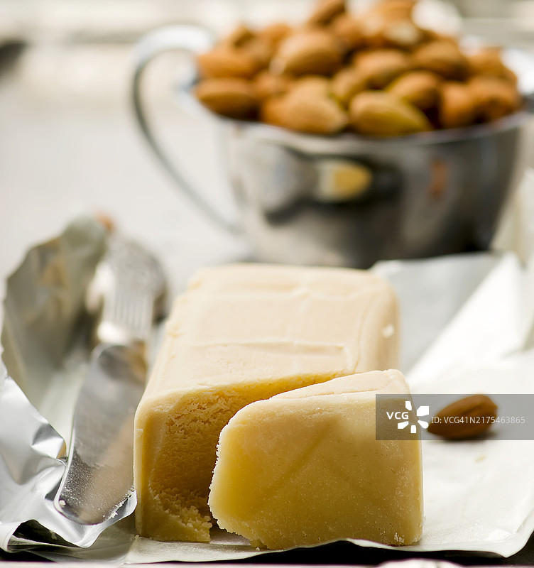 一块粗制杏仁糖图片素材