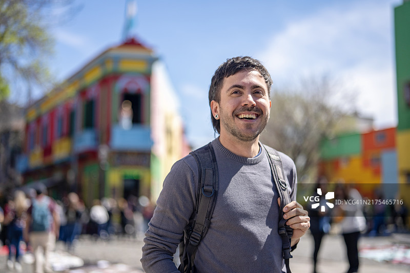 快乐的年轻人在阿根廷布宜诺斯艾利斯的拉博卡区卡米尼托欣赏风景图片素材