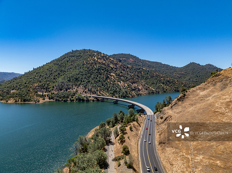 美国加利福尼亚州图奥勒米县的詹姆斯·E·罗伯茨纪念桥，杰克逊维尔和伍兹溪景观图片素材