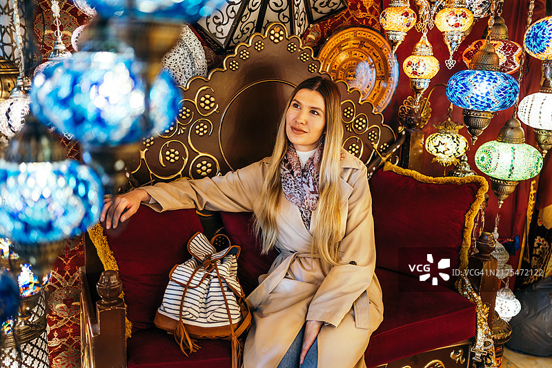 在伊斯坦布尔大巴扎的灯具店里的女人图片素材