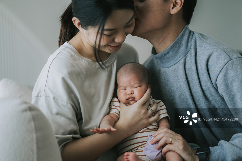 中国母亲在家给女婴拍嗝图片素材