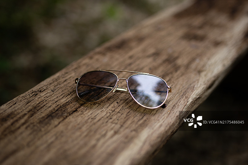 时尚眼镜在木板上图片素材