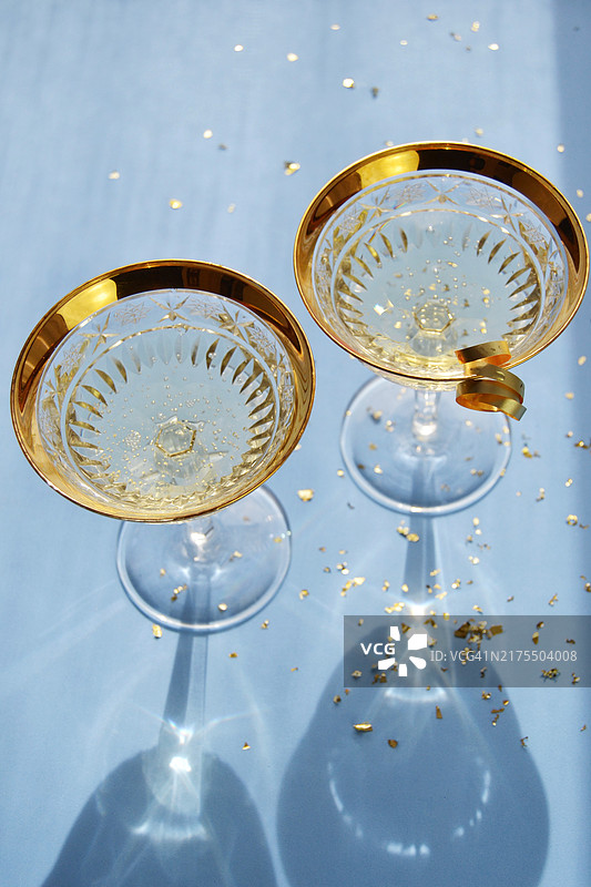 蓝色背景上的香槟酒杯图片素材