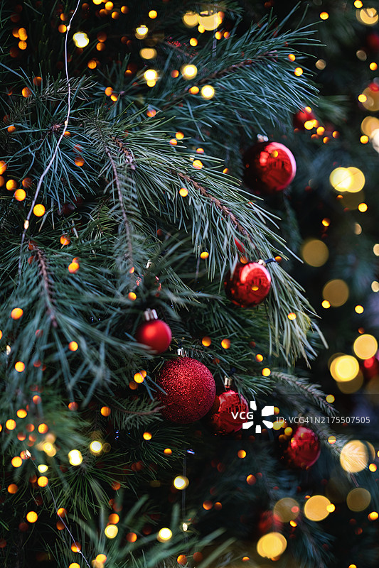 节日期间用红色饰品和暖灯装饰的圣诞树图片素材