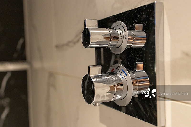 浴缸水龙头和大理石墙壁特写图片素材