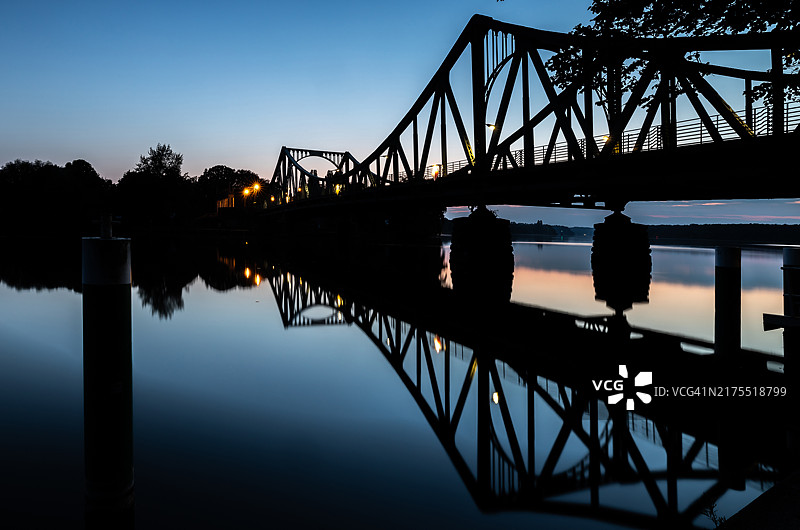 柏林和波茨坦之间的格利尼克桥蓝色剪影图片素材