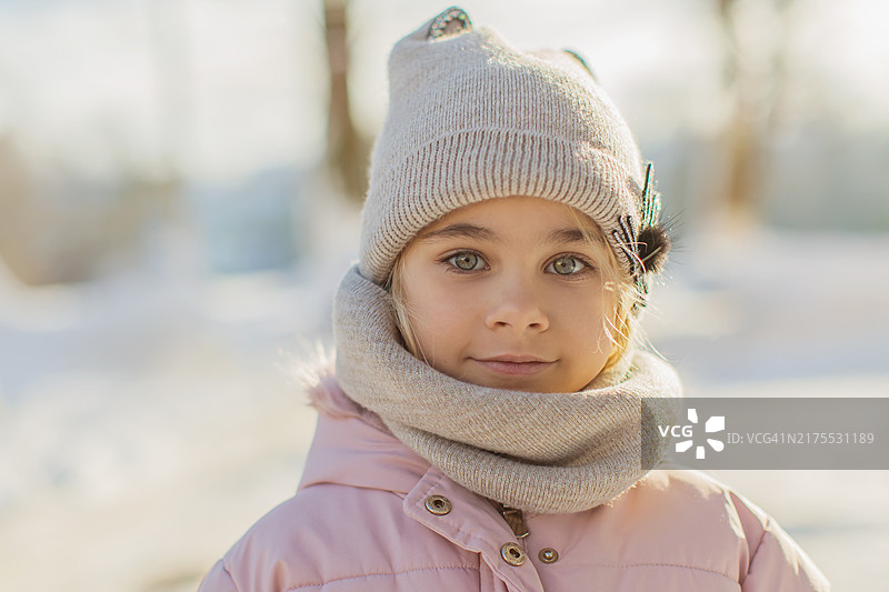 在户外穿冬装的小女孩图片素材