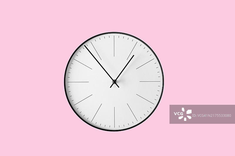 粉色背景上的圆形简约白色时钟图片素材