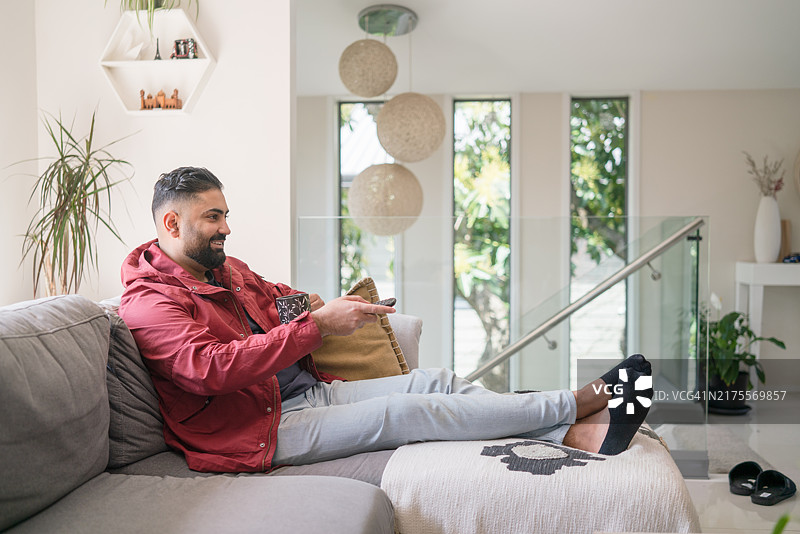 咖啡助燃我的电视瘾。图片素材