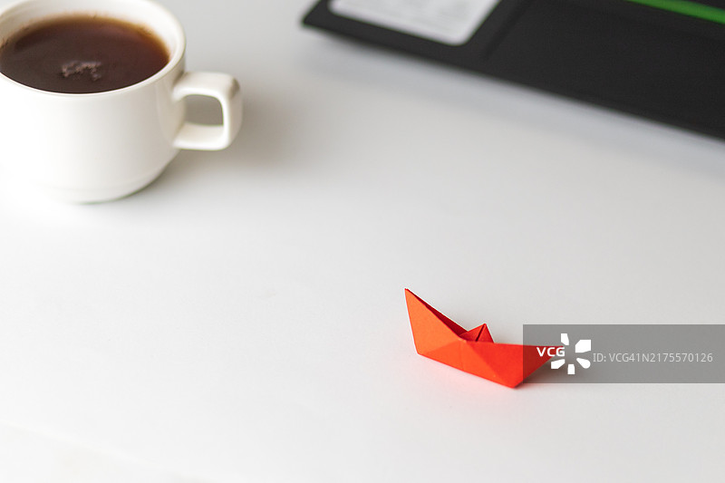 白色办公桌，简约风格图片素材