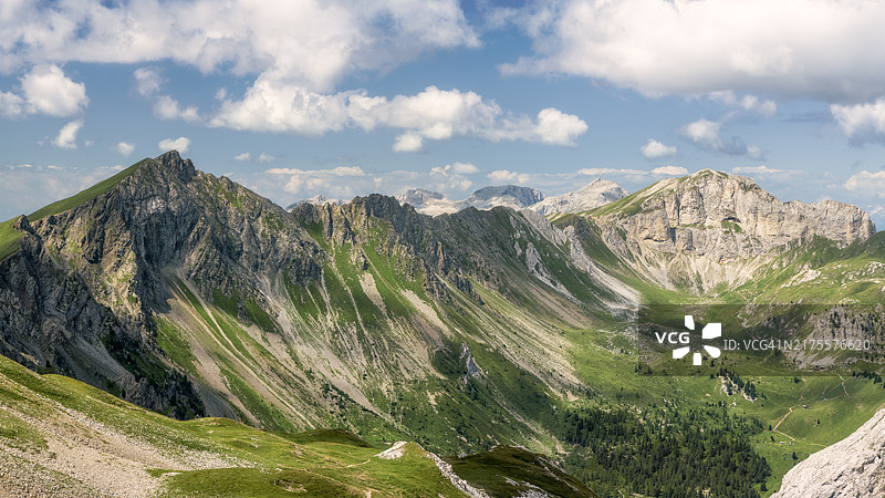 绿色中的多洛米蒂山脉图片素材
