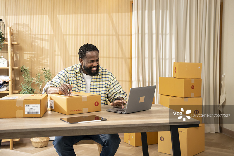 经营网店的中年男人图片素材