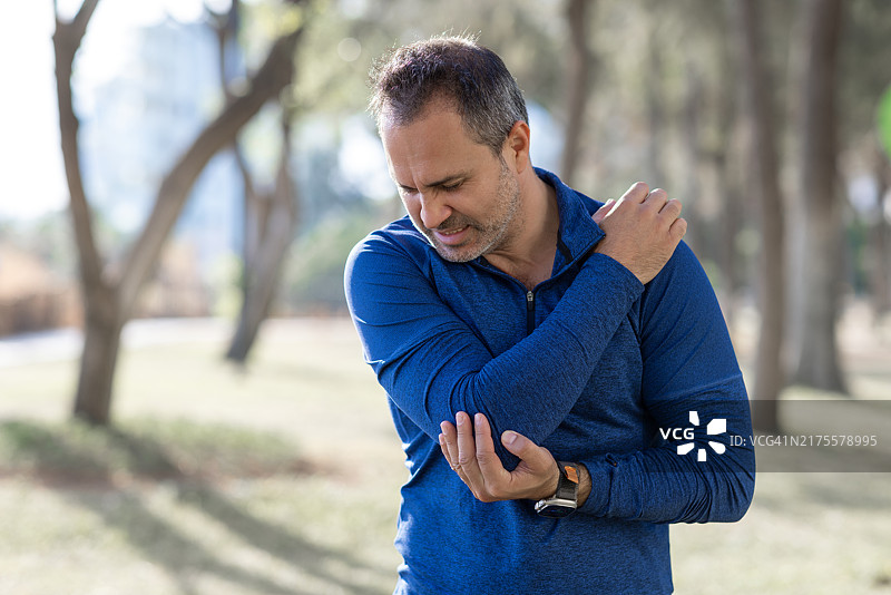 男人锻炼时感到疼痛，情绪低落图片素材