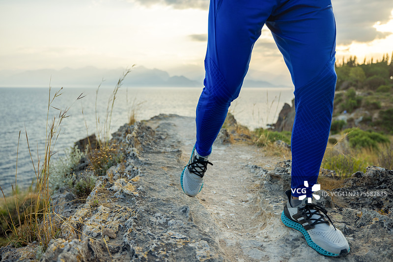 男性的脚的正面视图图片素材