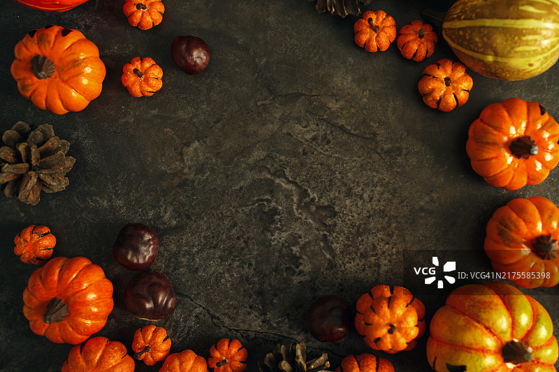 带有南瓜、栗子和松果的秋季万圣节banner图片素材