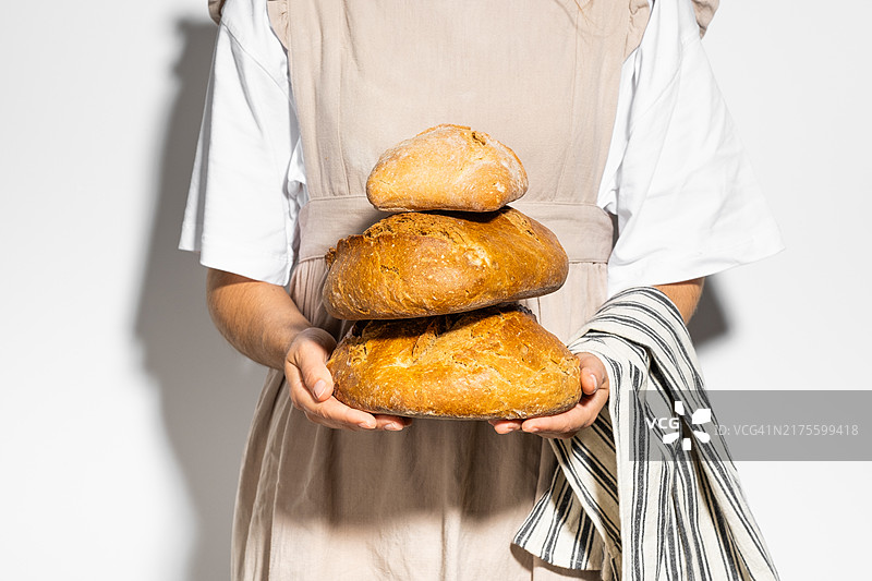 手捧传统面包的女人图片素材
