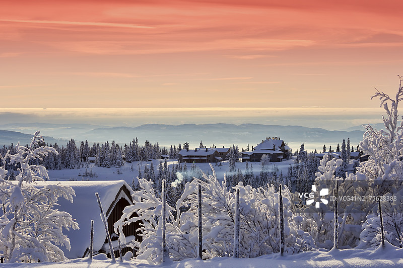 利勒哈默尔附近Sjusjoen的日出图片素材