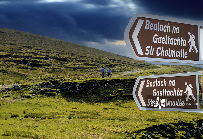 爱尔兰多尼戈尔郡悬崖步道指示牌图片素材
