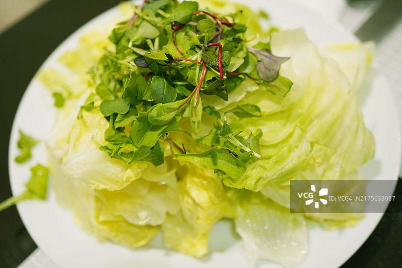 盘子里的卷心菜叶图片素材