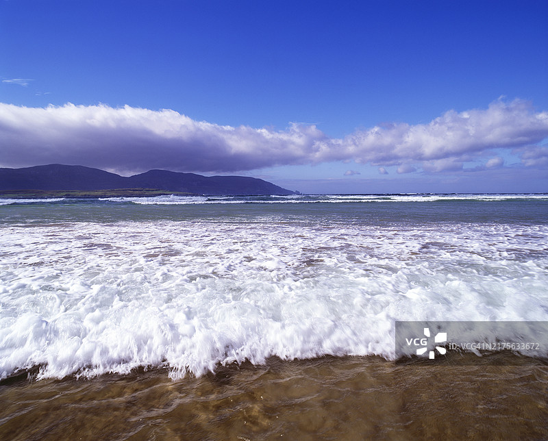 爱尔兰多尼戈尔阿达拉的特拉莫尔海滩上波浪拍打的景象图片素材