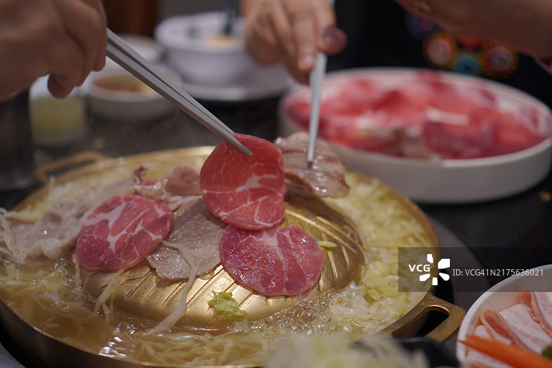 铁板上的猪肉切片图片素材