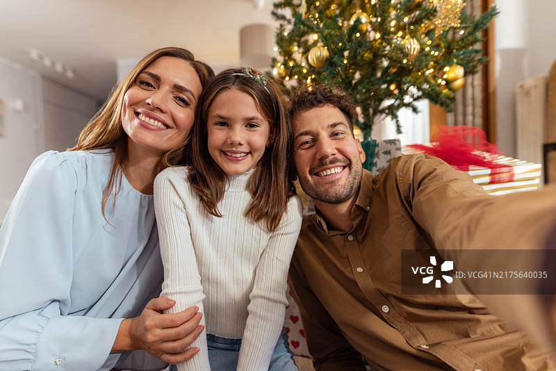 家庭圣诞合影温馨时刻图片素材