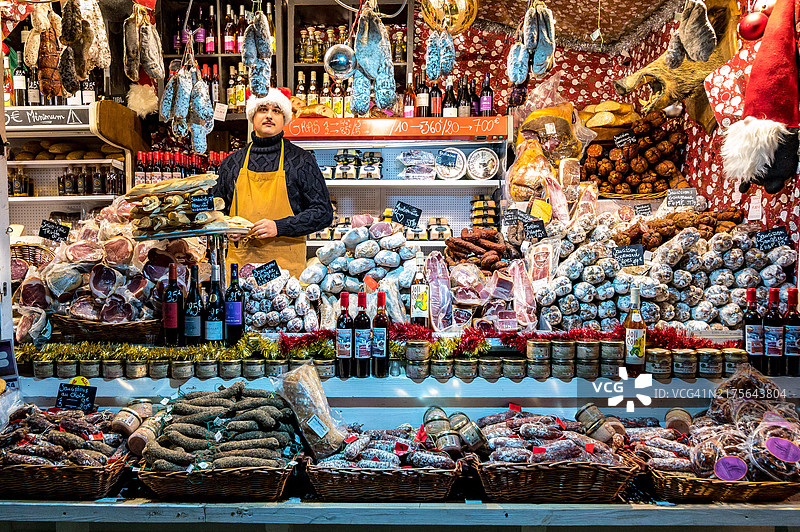 巴黎杜乐丽花园圣诞市场上的食品摊位图片素材