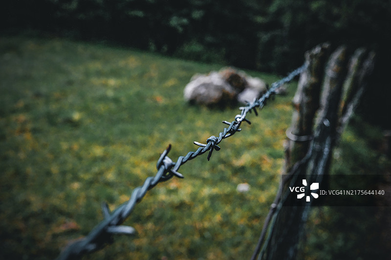 带刺铁丝网，危险图片素材