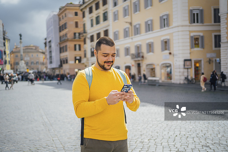 在罗马西班牙广场使用手机的男人图片素材