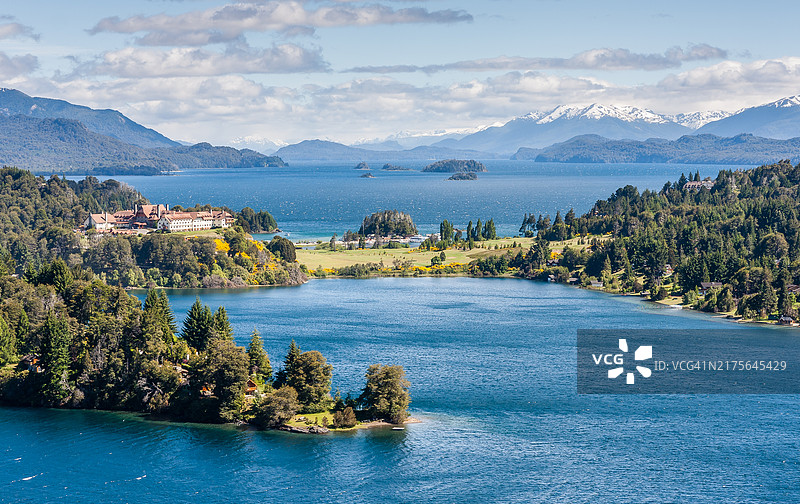 莫雷诺湖和纳韦尔瓦皮湖之间的亚尧亚尧半岛图片素材