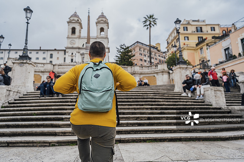 在罗马西班牙阶梯前的游客图片素材