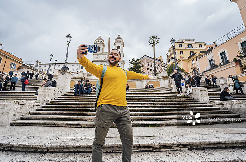在罗马西班牙台阶前自拍的游客图片素材