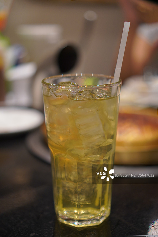 玻璃杯中的冰茶图片素材