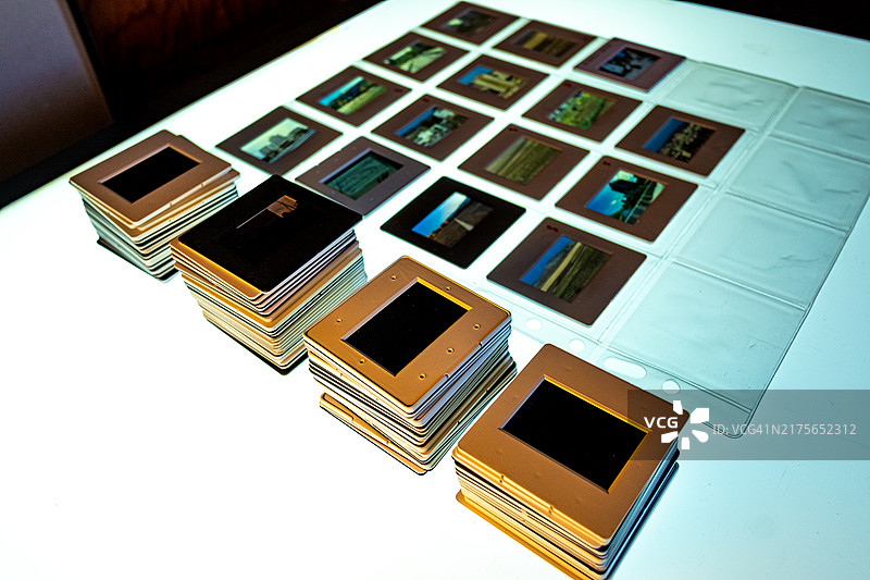 灯箱上的成堆胶片图片素材
