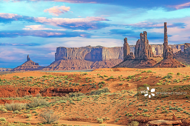 美国亚利桑那州纪念碑谷中发光的红色地质砂岩地层全景照片图片素材