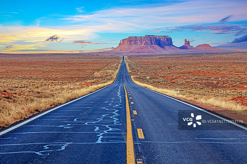 美国亚利桑那州纪念碑谷空旷道路全景照片图片素材