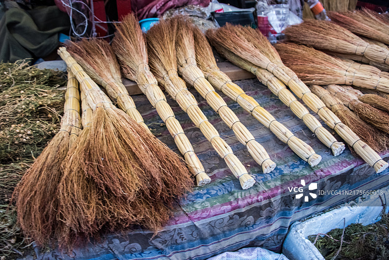 吉尔吉斯手工扫帚图片素材