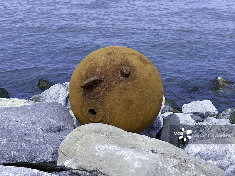 海滩岩石上锈蚀金属浮标的高角度视图，新奥尔良，路易斯安那州，美国图片素材