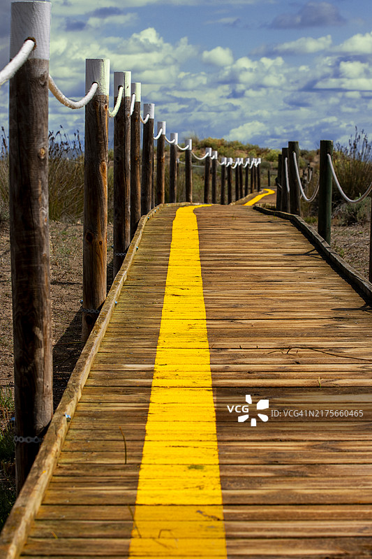 通往海滩的空木板路图片素材