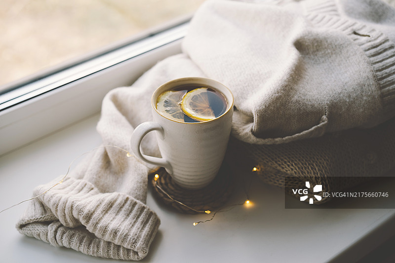 温馨秋季场景：热茶与家居装饰图片素材