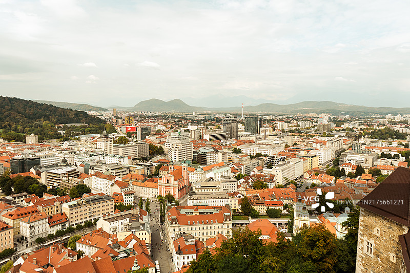 高角度俯瞰城镇风景与天空图片素材
