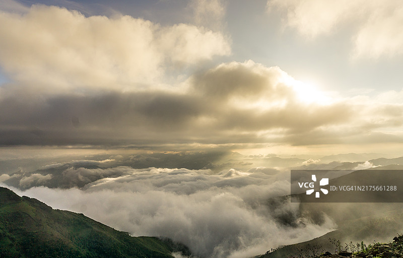 山脉与多云天空的美丽景色图片素材